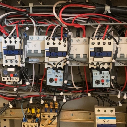 servicos-eletricos-94711fe8c4c261b5117f18d934566aa6-1746619609